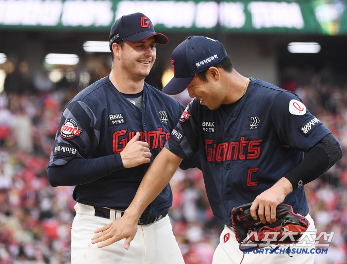 It was not enough, but...Pitcher's clear advantage → Lotte foreigners who answered trust closed the first half with ERA 3.61. 