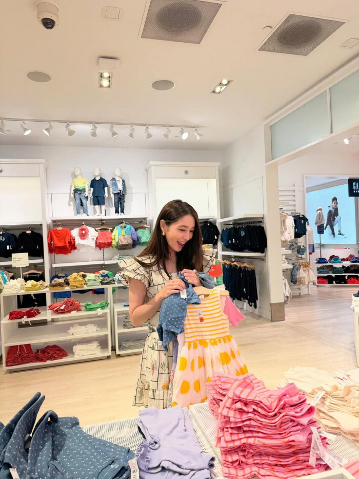 Lee Byung-hun ♥ Lee Min-jung, a storm of shopping for her late daughter, pink and yellow baby clothes are awkward