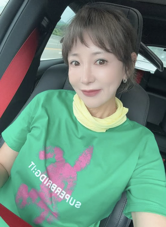 Lee Sang, the dog cafe business is not easy. Part-timers often make fun of them..It's hard to get