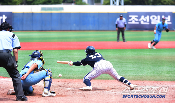 Lee Si-won's come-from-behind triple in the eighth inning of the promise, Seoul High School, 7-4 come-from-behind victory over Hwimungo, and confirmed his advance to the quarterfinals 