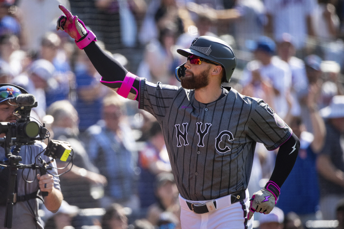 The most expensive bunt in history, the odd contrast between the most absurd injury Soto and Judge in history, and the Yankees' sixth consecutive loss!