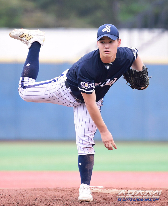  Blue Ryonggi in Hansu-dong, Seoul, starting pitching against Hwimungoongi in the round of 16