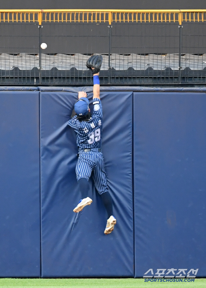  Center fielder Kim Sung-yoon doesn't know how to give up