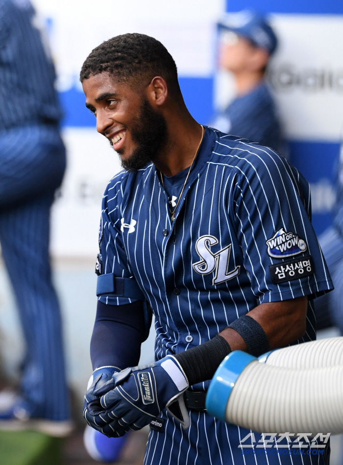  Diaz's happy home run