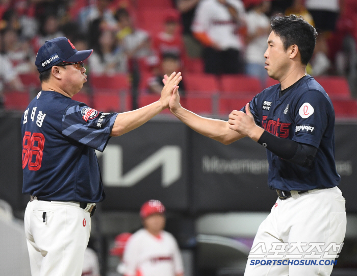  Director Kim Tae-hyung high-fives with Jeon Jun-woo