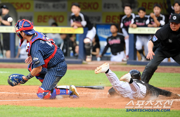  From Shin Minjae's 1st base to home