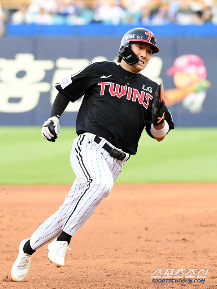  From Shin Minjae's 1st base to home