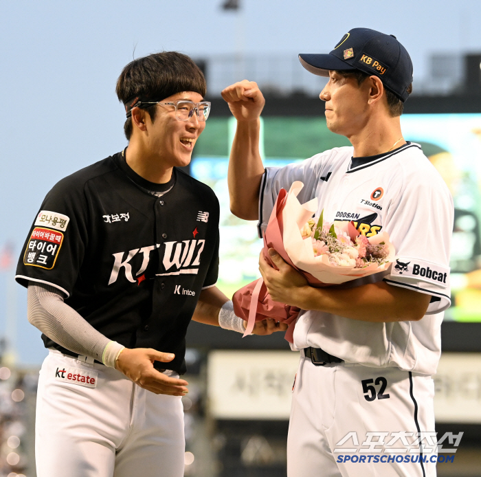  Heo Kyung-min, congratulatory bouquet for Kim Jae-ho, who is retiring