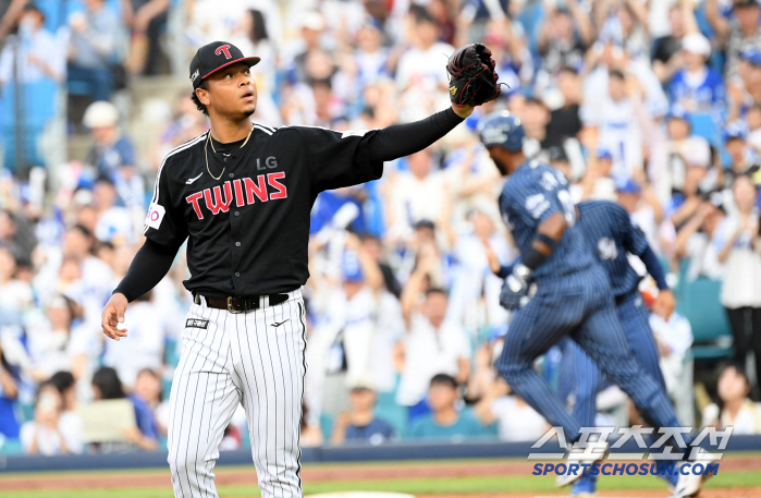  Hernandez Diaz allowed a solo shot