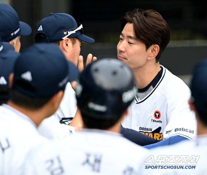  Hugs with Kim Jae-ho and acting director Cho Sung-hwan