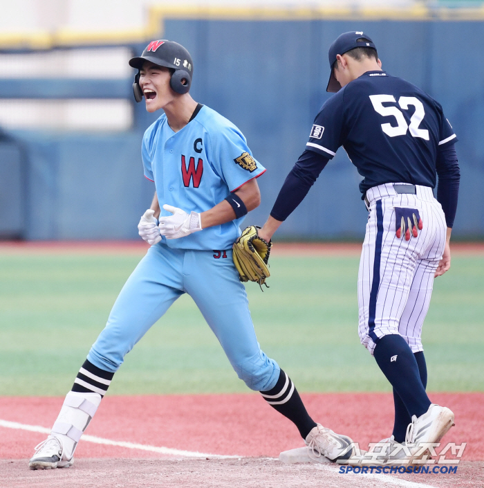  Hwimungo Kim Han-hole overturns a two-run triple and roars