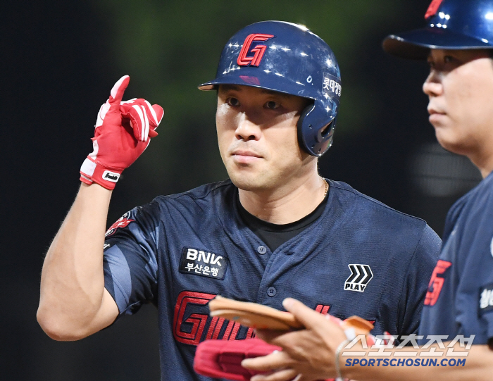  Jeon Junwoo, 4 for 5 hits