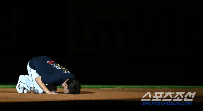  KIM JAE HO, ground kiss