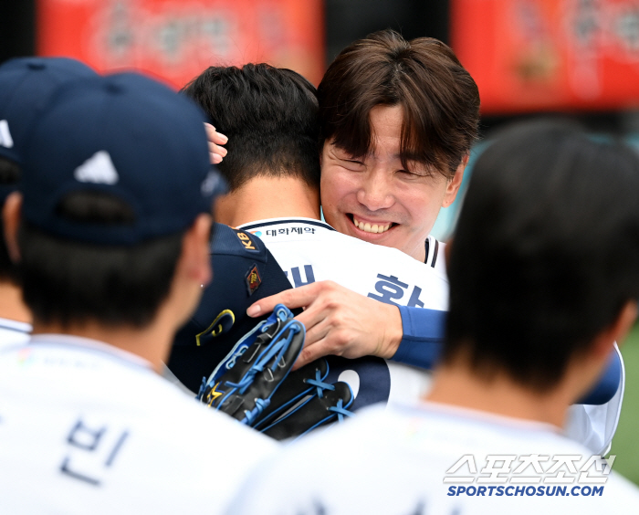  Kim Jae-ho hugs Kim Jae-hwan, who was close to him
