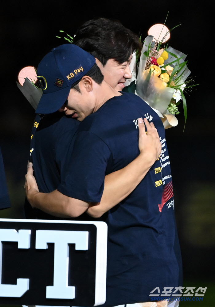  Kim Jae-ho, Oh Myung-jin and a touching hug