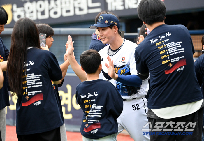  Kim Jae-ho on a business trip, sharing high-fives with his fans