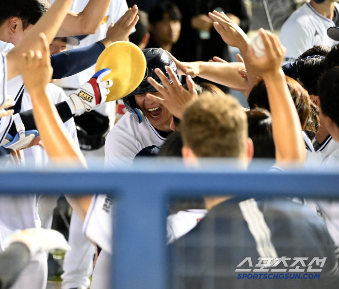  Kim Jae-hwan on the back of acting coach Cho Sung-hwan explodes with a three-run shot from behind