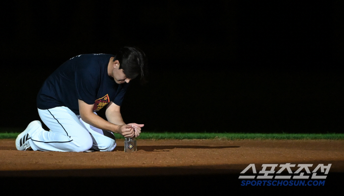  Kim Jaeho, who holds the soil at Jamsil Ground
