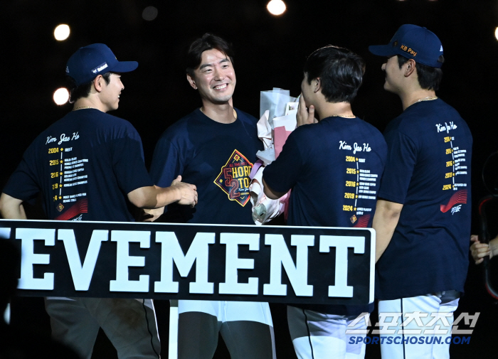  Kim Jaeho, who smiles, celebrated by his juniors