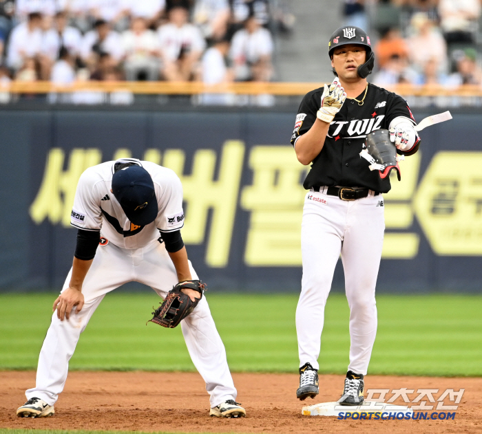  Kim Sang-soo has a two-run double that widens the gap