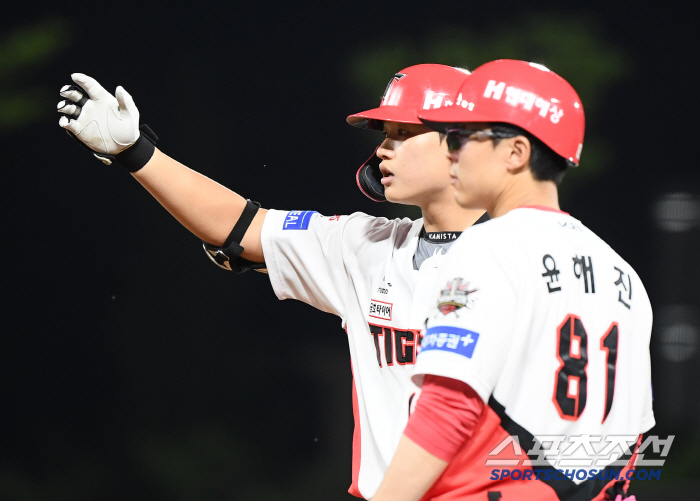  Kim Seokhwan, pinch hitter, hit