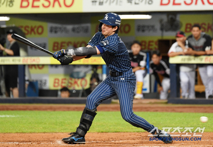  Koo Ja-wook struck out swinging on a fork ball