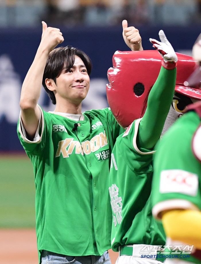  Lee Sang-yeop is in a tight mood, ballpark hita