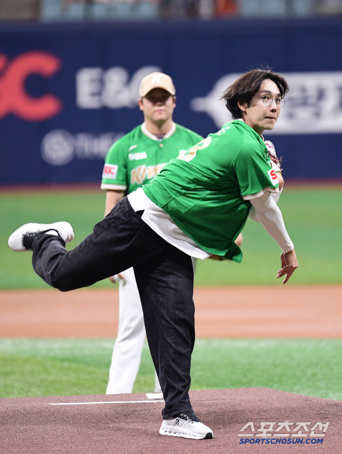  Lee Seok Hoon, take my first pitch