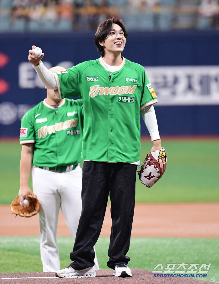  Lee Seok-hoon's pleasant outing to the ballpark