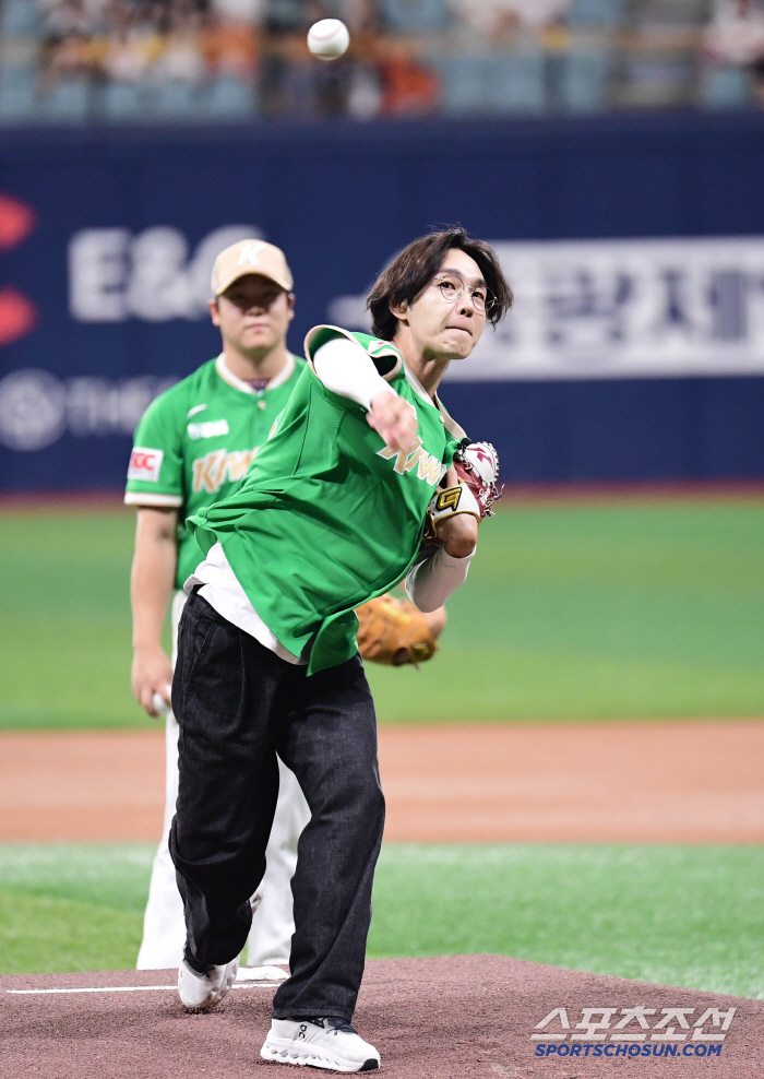  Lee Seok Hoon's powerful first pitch on the mound