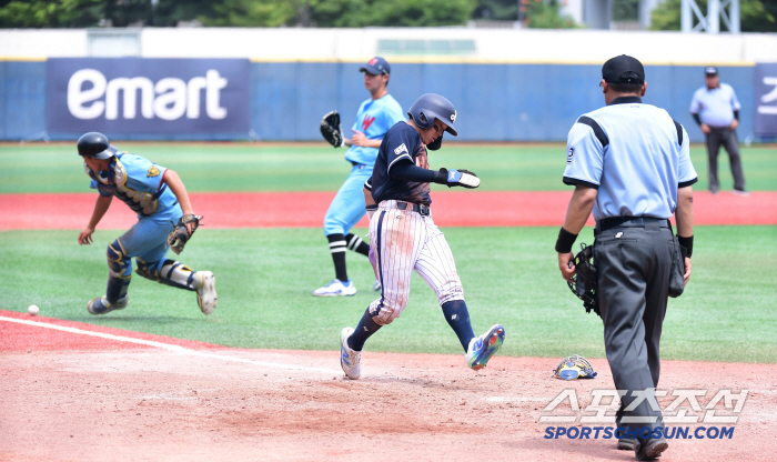  Lee Si-won scored during a squeeze bunt at Seoul High School