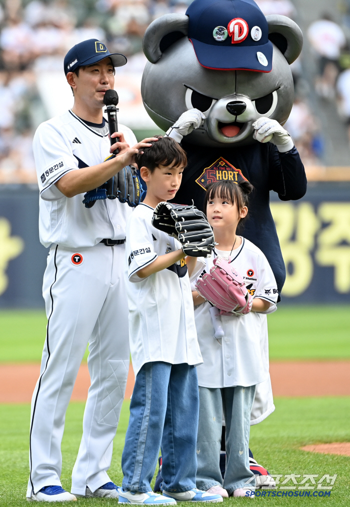  Let me introduce my family, Kim Jaeho, who is having a retirement ceremony