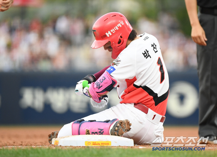  Park Chan-ho takes care of himself after a surprise bunt hit