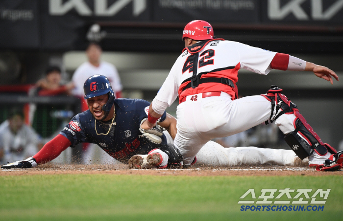 Reyes, avoid tag and touch home