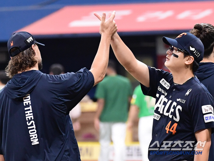  Seohyun Kim is performing a victory ceremony with Weiss