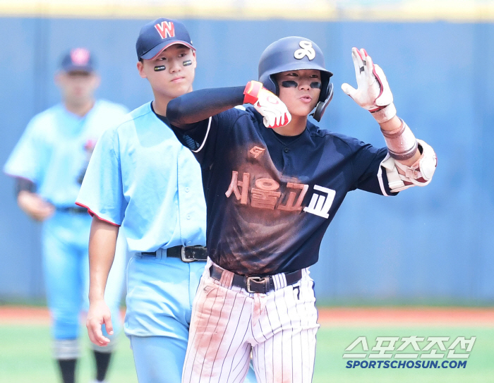  Seoul High School Lee Si-won's two-run triple to turn the game around in the eighth inning