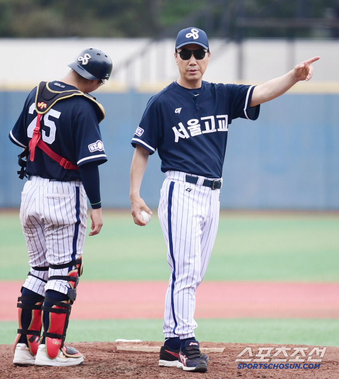  Seoul High School manager Kim Dong-soo replaced the pitcher and started again