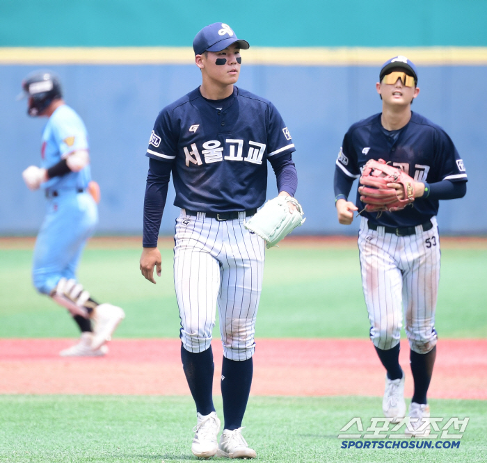  Seoul High School's Kim Jiwoo won and kept his save