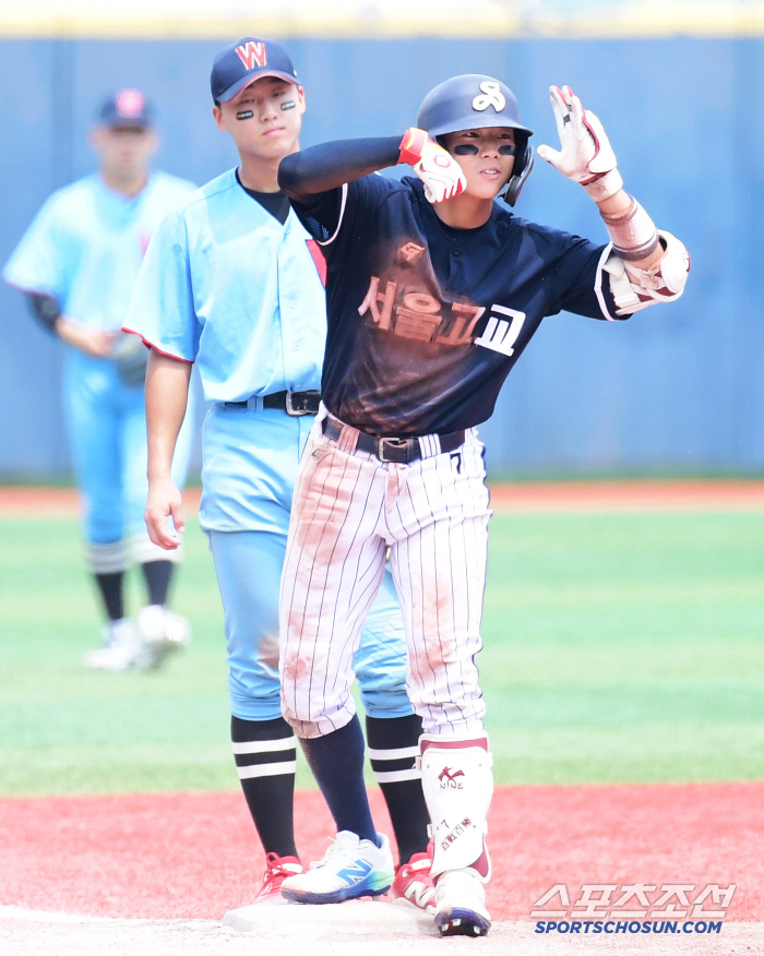  Seoul High School's Lee Si-won's come-from-behind two-run triple