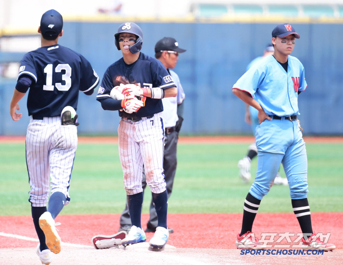  Seoul High School's two-run triple to turn the game around Lee Si-won