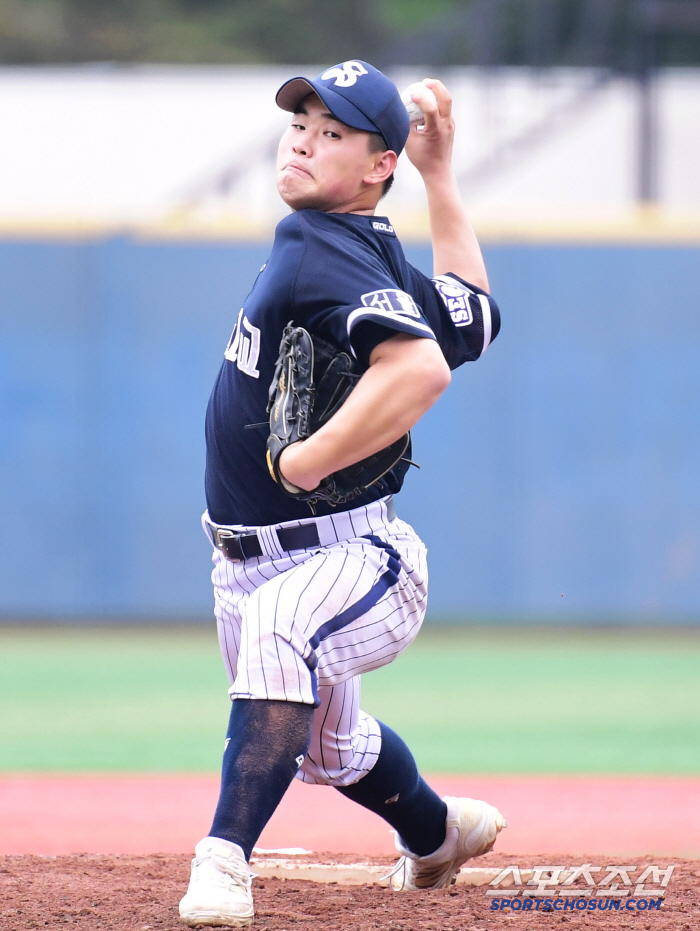  Starting pitching against Cheongryonggi Hwimungo in Hansu-dong, Seoul