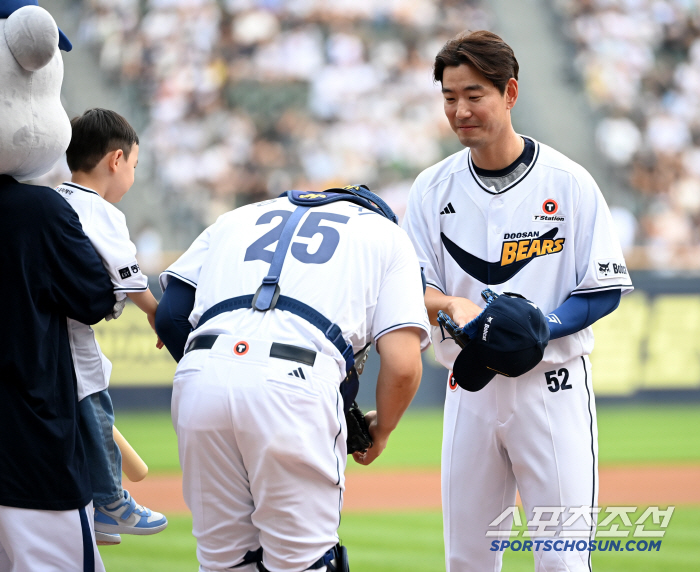  Yang Eui-ji greets Kim Jae-ho, who is retiring