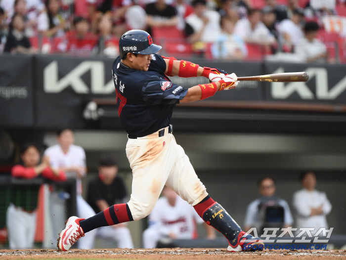  Yoo Kang-nam hits a two-run timely hit
