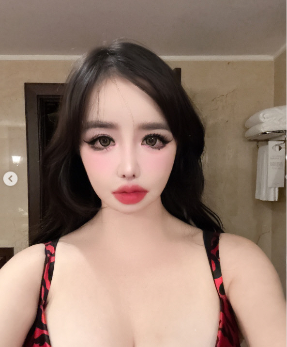  Park Bom's upper body exposure dizzying selfie angle to misunderstand..Face Correction → Volume Emphasis Selfie Remains