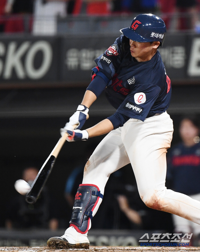 3 hits for the first time since debut → 23-year-old who was bold in fireball, batting average of 0.458 What is the secret of the bat? I'm officially starting. 