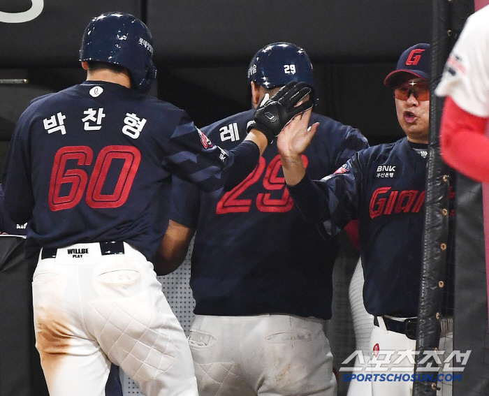 3 hits for the first time since debut → 23-year-old who was bold in fireball, batting average of 0.458 What is the secret of the bat? I'm officially starting. 