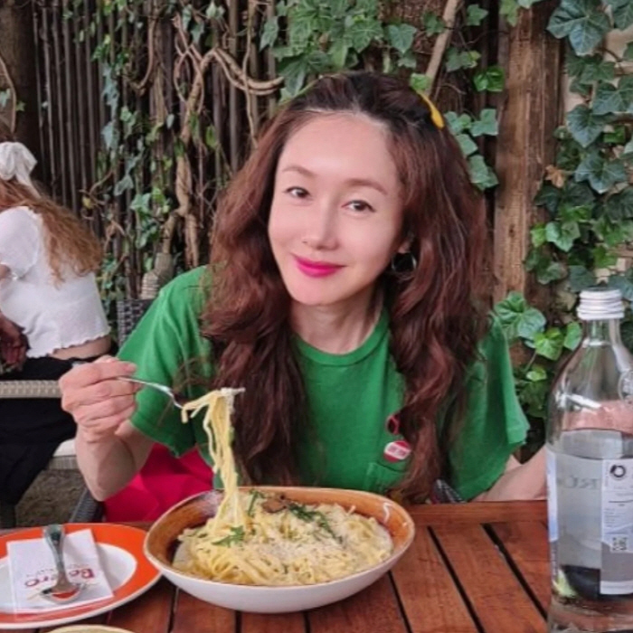 53-year-old Kim Jisoo has been living in Europe for 9 months...I like Korean food. 
