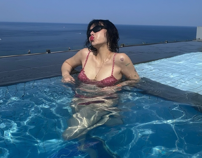 AOA Jimin, red bikini without any flesh...Unexpected arm tattoo is also a surprise