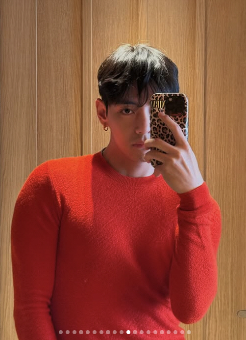 BTS V Flaunts Bulked-Up Physique in Paris