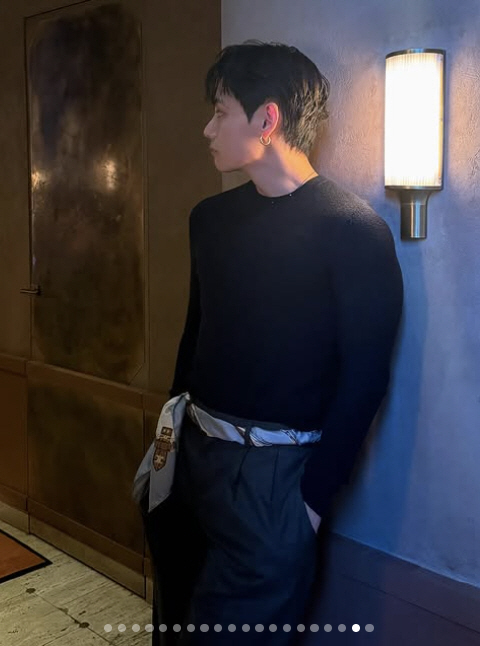 BTS V Flaunts Bulked-Up Physique in Paris